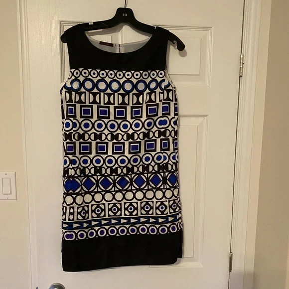 Chic Dress with Blue Pattern - Picture 3 of 4